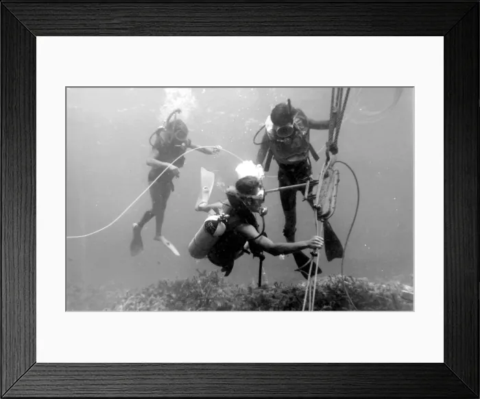 Framed Print : Divers with underwater house off the coast of Malta Framed Print : Divers with underwater house off the coast of Malta