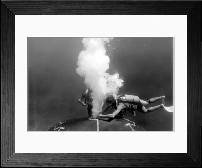 Framed Print : Divers with underwater house off the coast of Malta Framed Print : Divers with underwater house off the coast of Malta