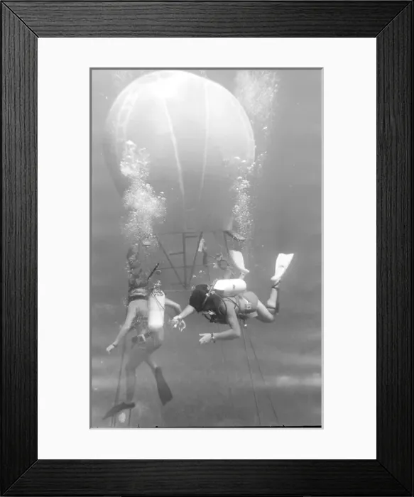 Framed Print : Divers with underwater house off the coast of Malta Framed Print : Divers with underwater house off the coast of Malta