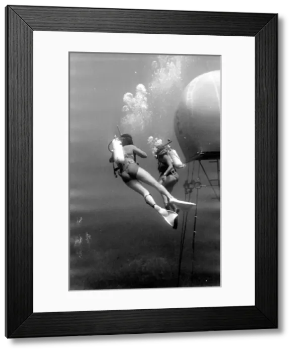 Framed Print : Divers with underwater house off the coast of Malta Framed Print : Divers with underwater house off the coast of Malta
