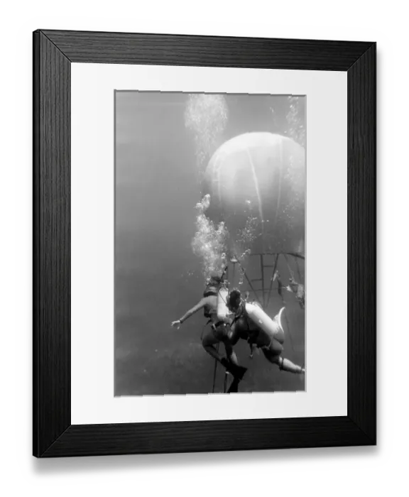 Framed Print : Divers with underwater house off the coast of Malta Framed Print : Divers with underwater house off the coast of Malta