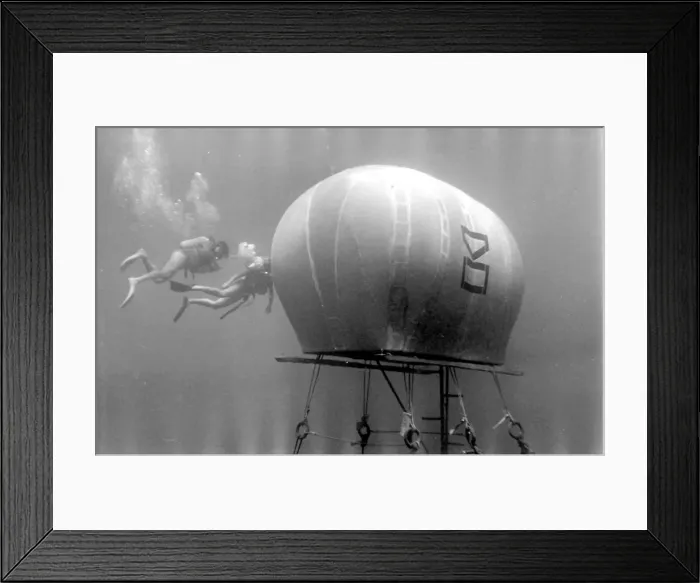 Framed Print : Divers with underwater house off the coast of Malta Framed Print : Divers with underwater house off the coast of Malta