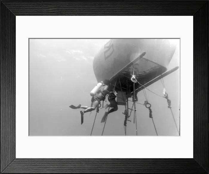 Framed Print : Divers with underwater house off the coast of Malta Framed Print : Divers with underwater house off the coast of Malta