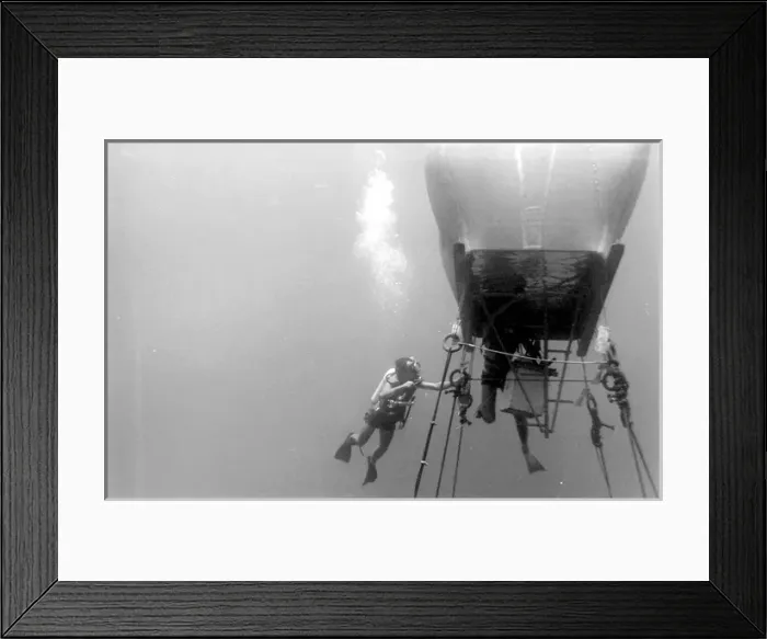 Framed Print : Divers with underwater house off the coast of Malta Framed Print : Divers with underwater house off the coast of Malta