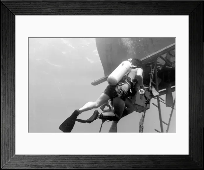 Framed Print : Divers with underwater house off the coast of Malta Framed Print : Divers with underwater house off the coast of Malta