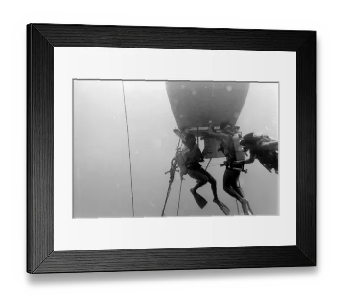 Framed Print : Divers with underwater house off the coast of Malta Framed Print : Divers with underwater house off the coast of Malta