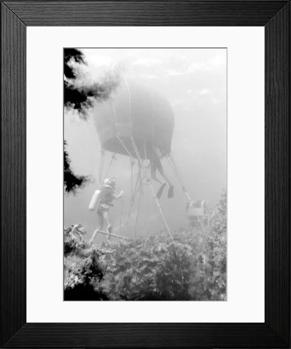 Framed Print : Divers with underwater house off the coast of Malta Framed Print : Divers with underwater house off the coast of Malta