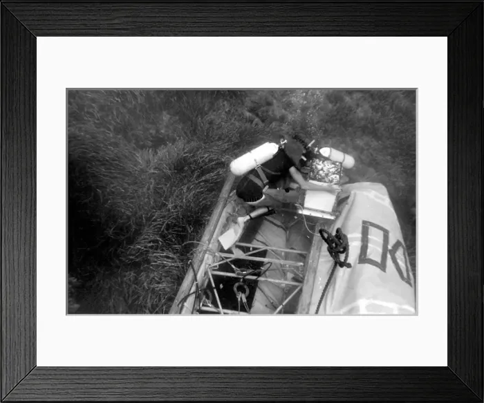 Framed Print : Diver with underwater house off the coast of Malta Framed Print : Diver with underwater house off the coast of Malta