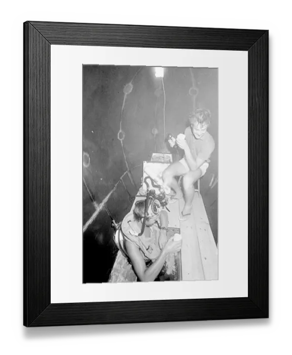 Framed Print : Divers inside underwater house off the coast of Malta Framed Print : Divers inside underwater house off the coast of Malta