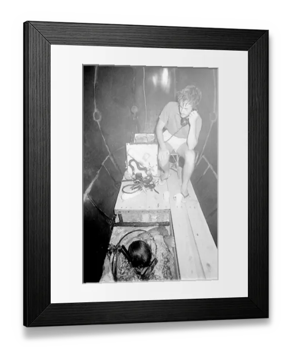 Framed Print : Divers inside underwater house off the coast of Malta Framed Print : Divers inside underwater house off the coast of Malta