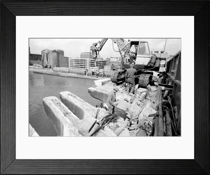 Framed Print : Demolition of London Bridge, London Framed Print : Demolition of London Bridge, London