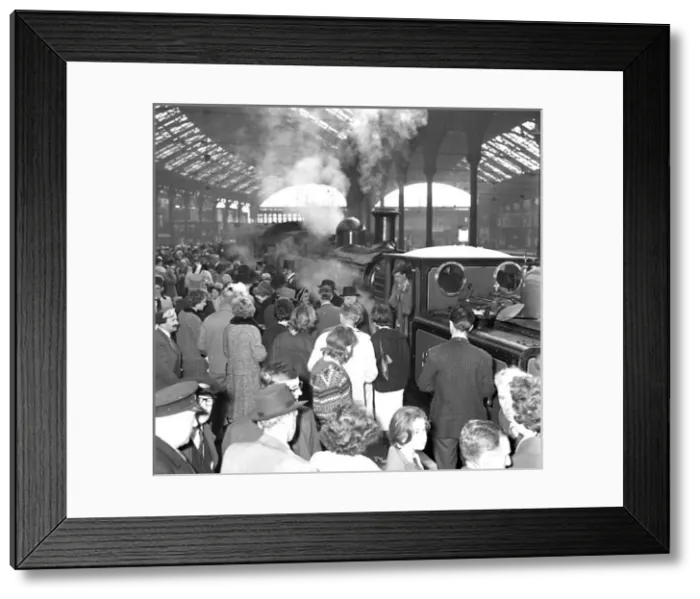 Framed Print : Brighton Blue Belle train in Brighton Station Framed Print : Brighton Blue Belle train in Brighton Station