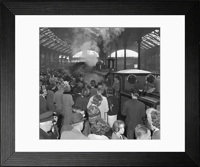 Framed Print : Brighton Blue Belle train in Brighton Station Framed Print : Brighton Blue Belle train in Brighton Station