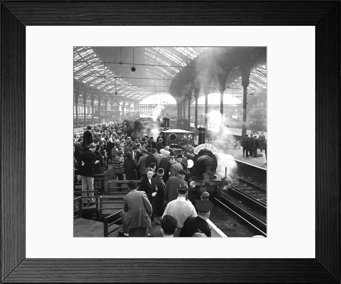 Framed Print : Brighton Blue Belle train in Brighton Station Framed Print : Brighton Blue Belle train in Brighton Station