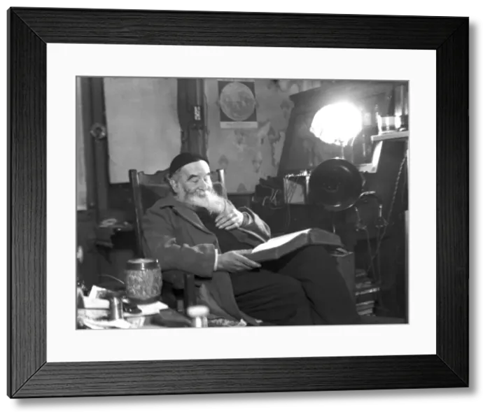 Framed Print : Old man reading, Paris Framed Print : Old man reading, Paris