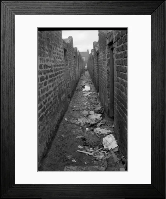 Framed Print : Back alley between slums, Belfast, Northern Ireland Framed Print : Back alley between slums, Belfast, Northern Ireland
