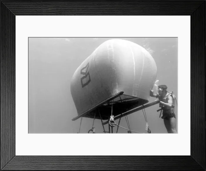 Framed Print : Diver with underwater house off the coast of Malta Framed Print : Diver with underwater house off the coast of Malta