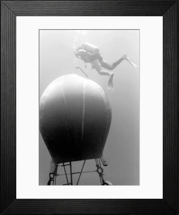 Framed Print : Diver with underwater house off the coast of Malta Framed Print : Diver with underwater house off the coast of Malta