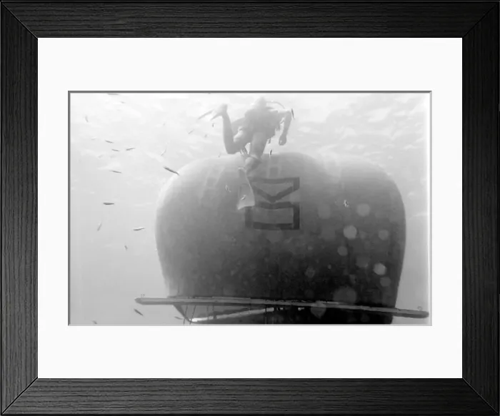 Framed Print : Diver with underwater house off the coast of Malta Framed Print : Diver with underwater house off the coast of Malta