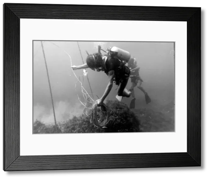 Framed Print : Divers with underwater house off the coast of Malta Framed Print : Divers with underwater house off the coast of Malta