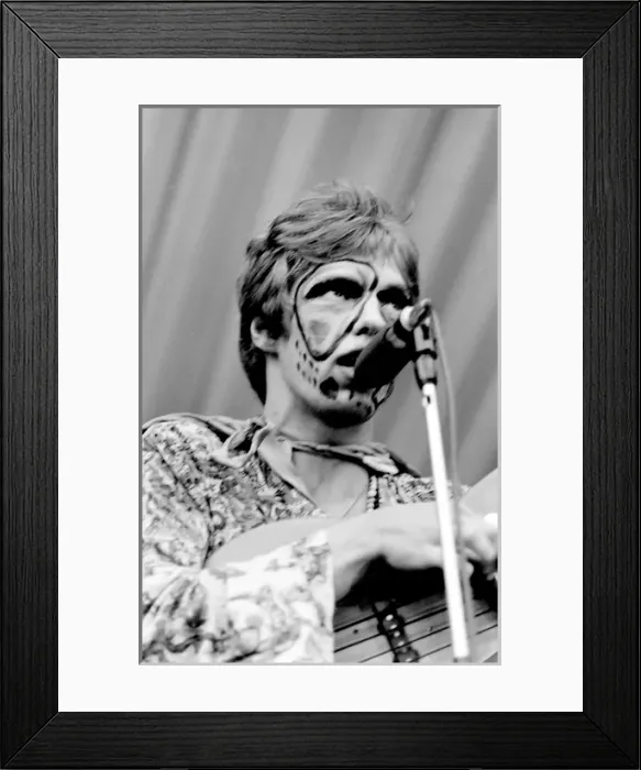Framed Print : Pop singer on stage at Woburn Park, Bedfordshire Framed Print : Pop singer on stage at Woburn Park, Bedfordshire