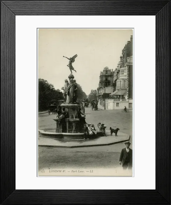 Framed Print : Fountain on Park Lane, London Framed Print : Fountain on Park Lane, London