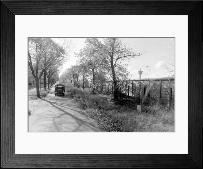 Framed Print : Rural view of the Berlin Wall, Berlin, Germany Framed Print : Rural view of the Berlin Wall, Berlin, Germany