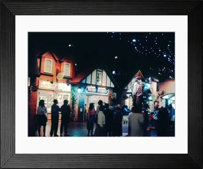 Framed Print : People in a shopping centre Framed Print : People in a shopping centre