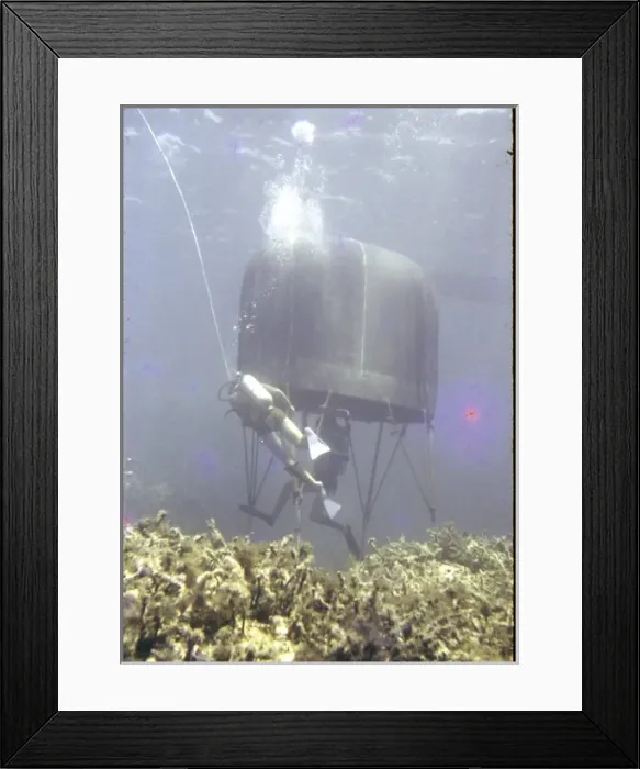 Framed Print : Divers with underwater house off the coast of Malta Framed Print : Divers with underwater house off the coast of Malta
