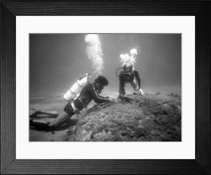 Framed Print : Divers on the seabed off the coast of Malta Framed Print : Divers on the seabed off the coast of Malta