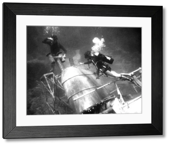 Framed Print : Wreck diving off the coast of Malta Framed Print : Wreck diving off the coast of Malta