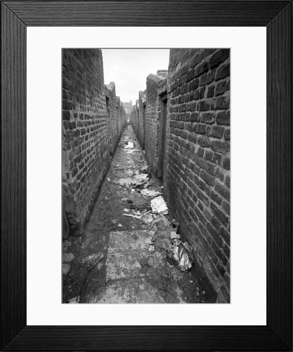 Framed Print : Back alley between slums, Belfast, Northern Ireland Framed Print : Back alley between slums, Belfast, Northern Ireland