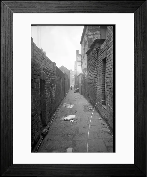 Framed Print : Back alley between slums, Belfast, Northern Ireland Framed Print : Back alley between slums, Belfast, Northern Ireland