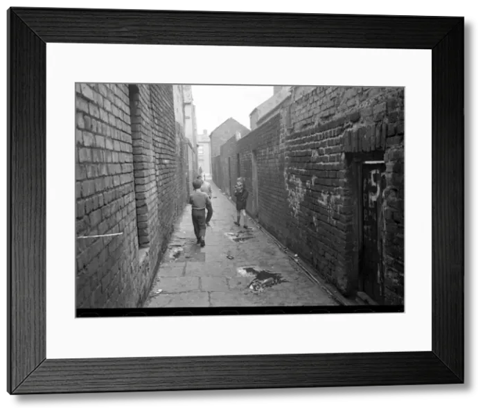 Framed Print : Back alley between slums, Belfast, Northern Ireland Framed Print : Back alley between slums, Belfast, Northern Ireland