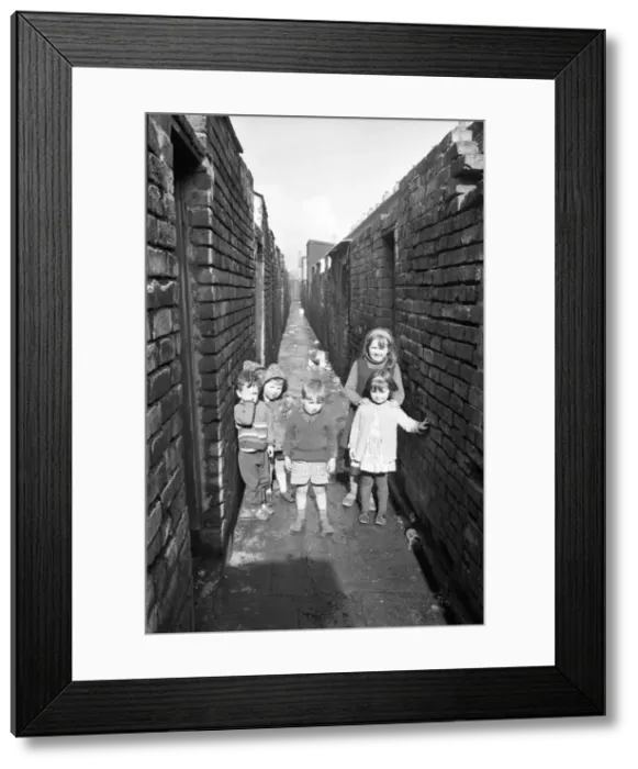 Framed Print : Back alley between slums, Belfast, Northern Ireland Framed Print : Back alley between slums, Belfast, Northern Ireland