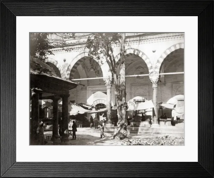 Framed Print : Pigeons in the courtyard of Mosque of Sultan Beyazid, Istanb Framed Print : Pigeons in the courtyard of Mosque of Sultan Beyazid, Istanb