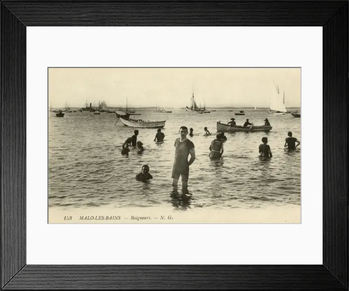Framed Print : Malo-les-Bains, France - bathers Framed Print : Malo-les-Bains, France - bathers