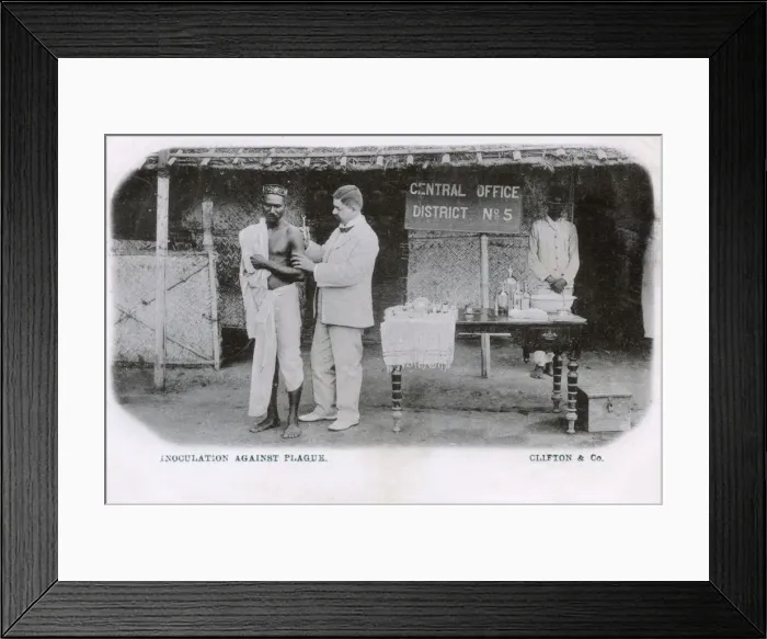 Framed Print : Sultanpur, India - Inoculation against Plague
