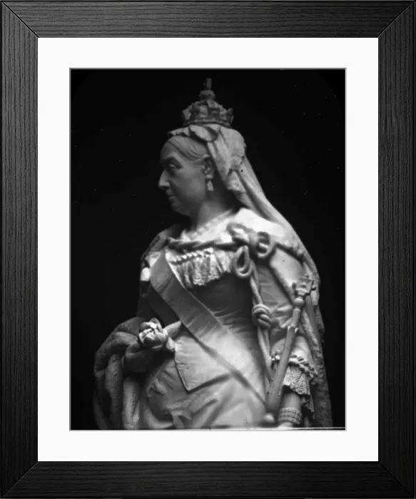 Framed Print : Statue of Queen Victoria Framed Print : Statue of Queen Victoria