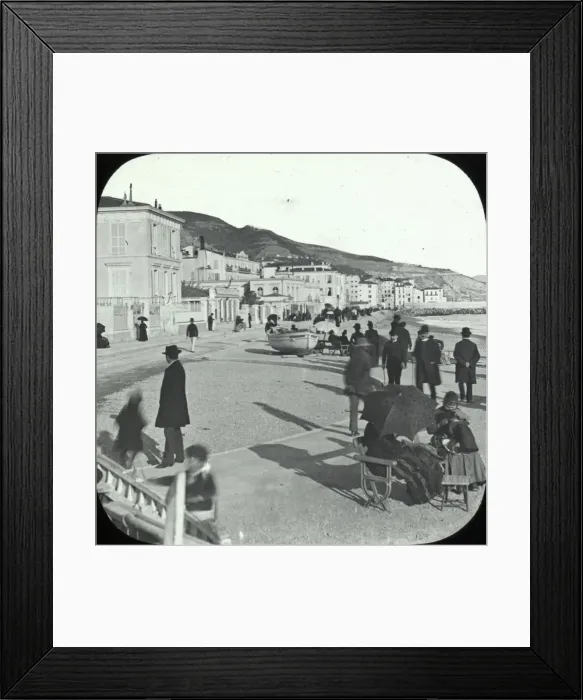 Framed Print : Mentone Promenade