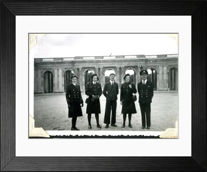 Framed Print : Forces colleagues at Versailles, France, WW2 Framed Print : Forces colleagues at Versailles, France, WW2