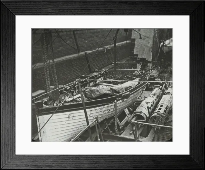 Framed Print : Russo-Japanese War - Tsi-Yuen in Dock