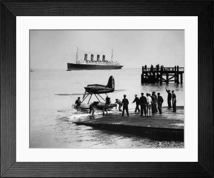 Framed Print : The Schneider Trophy 1929 - Calshot Spit, England Framed Print : The Schneider Trophy 1929 - Calshot Spit, England