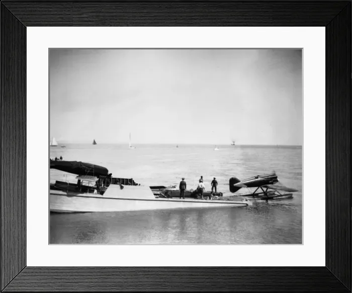 Framed Print : The Schneider Trophy 1929 - Calshot Spit, England Framed Print : The Schneider Trophy 1929 - Calshot Spit, England