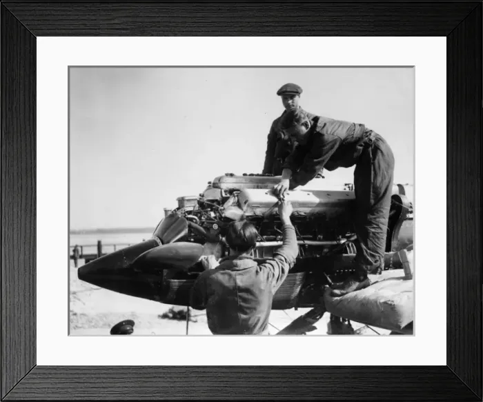 Framed Print : The Schneider Trophy 1929 - Calshot Spit, England Framed Print : The Schneider Trophy 1929 - Calshot Spit, England