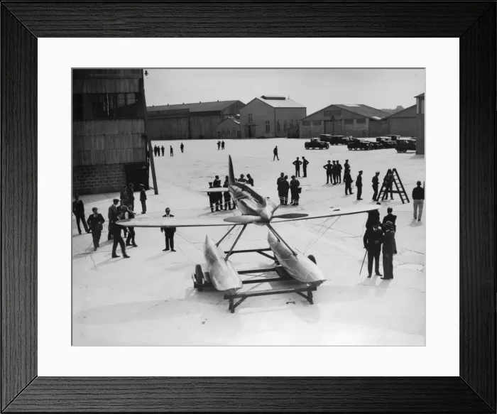 Framed Print : The Schneider Trophy 1929 - Calshot Spit, England Framed Print : The Schneider Trophy 1929 - Calshot Spit, England
