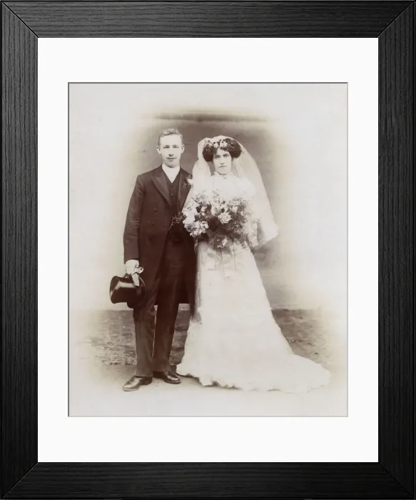 Framed Print : Young couple in a wedding photo Framed Print : Young couple in a wedding photo