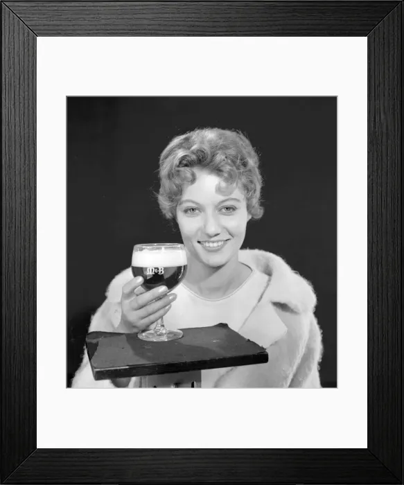 Framed Print : Female model (Gillian Watt) holding up a glass of beer Framed Print : Female model (Gillian Watt) holding up a glass of beer