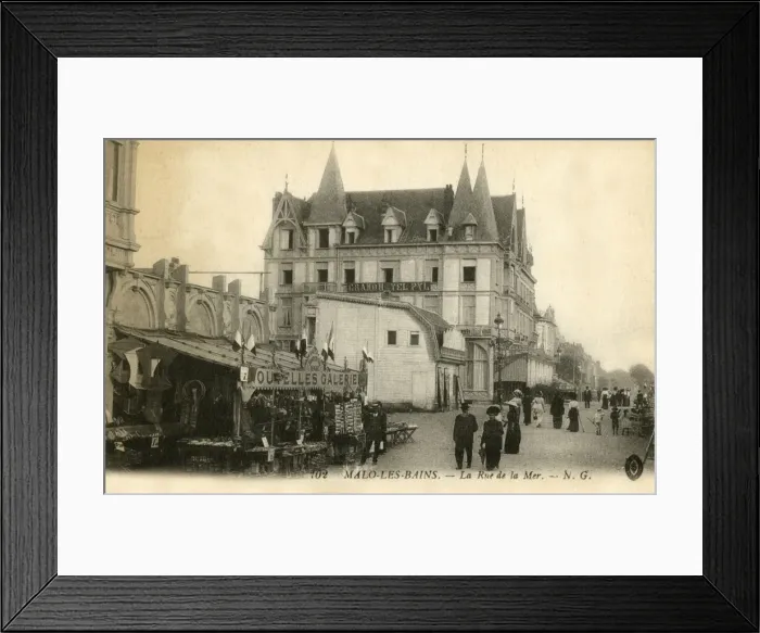 Framed Print : Malo-les-Bains, France - seafront road Framed Print : Malo-les-Bains, France - seafront road