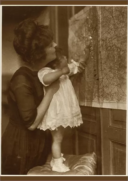 Mother and daughter with map, Bonjour Papa! WW1